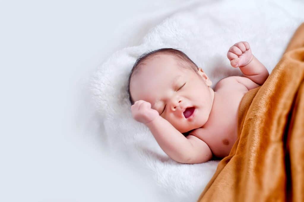 bébé pleure pendant son sommeil
